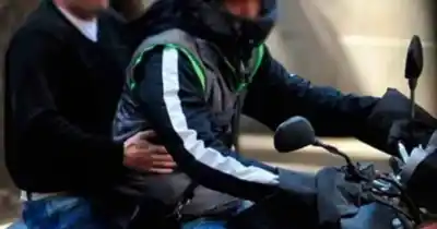 Escapaban en una moto negra y la Policía los atrapó: el botín que llevaban