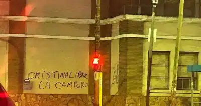 Denuncian pintadas de 'Cristina Libre' en Lanús y apuntan contra el PRO: ¿qué hay detrás?