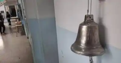 Tras el robo de su histórica campana, la solidaridad de un barrio devolvió el sonido a una escuela centenaria