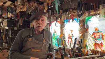 A sus casi 80 años, este luthier de Bariloche sigue creando instrumentos para todo el mundo