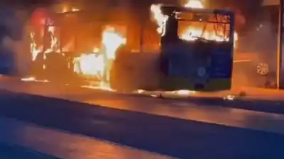 Suiza: El aterrador incendio en un colectivo postal que dejó un saldo trágico y un misterio sin resolver
