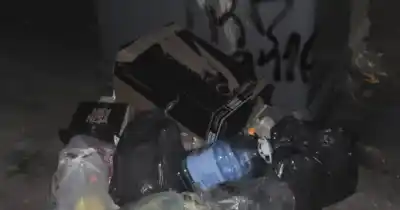 El baldío de 5 y 60 que tiene a los vecinos en vilo: ratas, basura y una pared que se cae