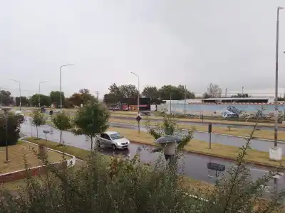 Santa Rosa bajo la llovizna: visibilidad de 500 metros y un sábado que no da tregua