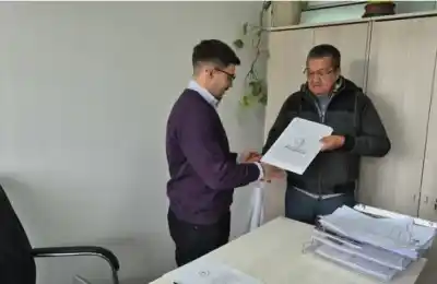 Esperó 40 años: la Municipalidad le entregó su título de propiedad a un vecino