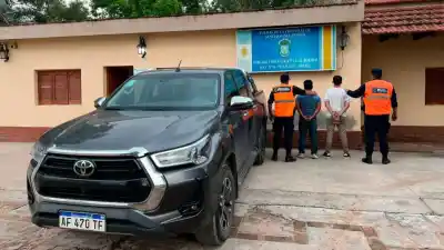 Interceptados en la ruta: Recuperan en Santiago una camioneta robada en Tucumán con dos jóvenes a bordo