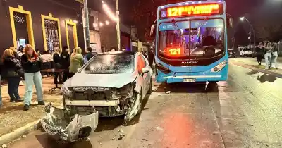 Un colectivo embistió a tres autos estacionados en Godoy y el saldo sorprendió a todos
