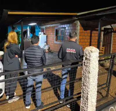 Lo mataron a tiros en su dormitorio y en menos de una hora atraparon a los sospechosos