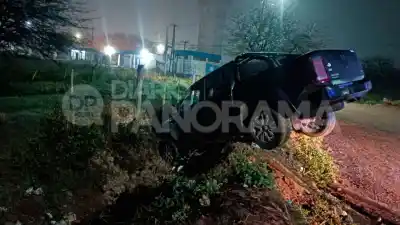 Cayó con su camioneta a un canal de desagüe en Añatuya: el insólito detalle que reveló el conductor
