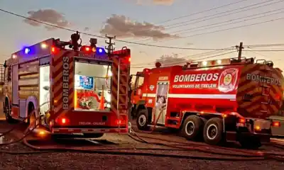 Incendio en una chacra de Trelew: los bomberos lucharon contra las llamas durante toda la noche