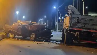 Chocó alcoholizado contra un camión estacionado y su camioneta terminó destruida
