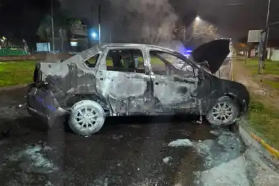 Misterioso incendio consumió un auto estacionado en Paraná: daños casi totales