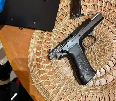 Un arma cargada y un detalle inesperado en el allanamiento al bodeguero de Santa Lucía