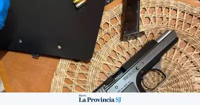 Iban en moto con su hija y un conductor los amenazó con una pistola: hallaron el arma tras un allanamiento