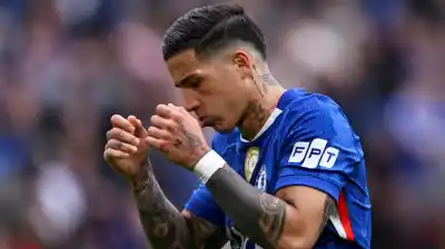 Silbidos y cinta de capitán: el regreso de Enzo Fernández a Chelsea que encendió las alarmas
