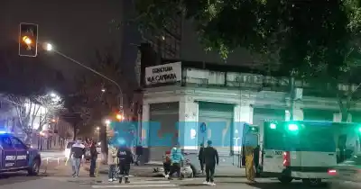 Tres jóvenes en una moto chocaron contra una camioneta en pleno centro: dos mujeres terminaron hospitalizadas