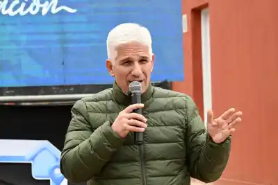 La promesa cumplida: Poggi entregó las llaves y las familias ya pueden mudarse
