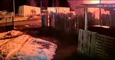 Una vivienda explotó en Santa Cruz y el momento quedó filmado: las imágenes son impactantes