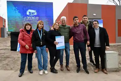 Cumplieron su promesa: cuatro familias de Saladillo recibieron las llaves de sus casas y una abuela emocionada contó lo que sintió