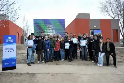El emotivo momento en que cuatro familias de Saladillo recibieron las llaves de sus casas