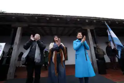 360 años de Quilmes: el emotivo acto que reunió a Mayra Mendoza y Eva Mieri en Santa Coloma