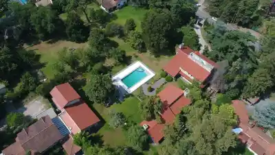 Lagos, caballos frisones y chacras de dos hectáreas: el lujoso mapa inmobiliario que vuelve a complicar a los Moyano