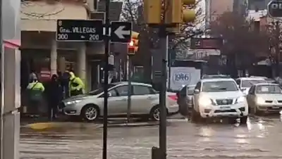 Lluvia en Cipolletti: un conductor subió su auto a la vereda y la Policía tuvo que intervenir