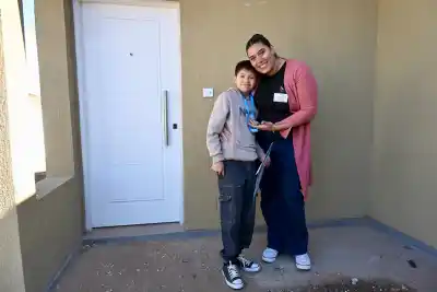 El emotivo momento en que una madre y su hijo recibieron la llave de su casa propia