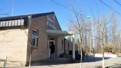 La dueña de casa escuchó un ruido, encontró al ladrón en el baño y lo encerró hasta que llegó la policía