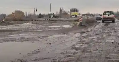 El drama de la Ruta 22 tras las lluvias: pozos, agua y una obra que nunca termina