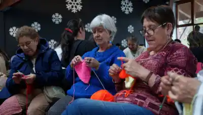 Tejetón Solidario en Bariloche: más de 50 mujeres tejieron mantas para el hospital