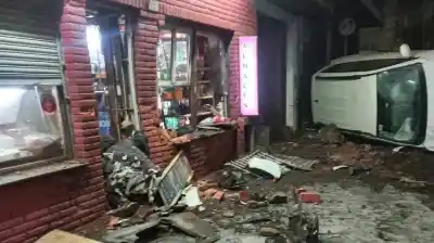 Volcó a toda velocidad, atropelló a seis personas y una murió: la secuencia que captó una cámara