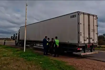 La encontraron en la cabina de un camión: el chofer quedó detenido y ella estaba sana y salva