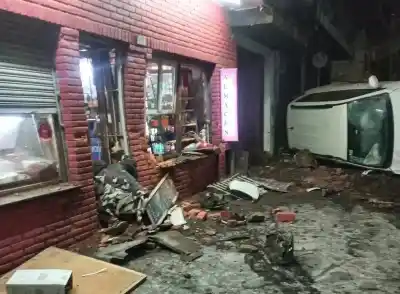Impactante vuelco en Mar del Plata: una camioneta arrasó con un almacén y hay un muerto