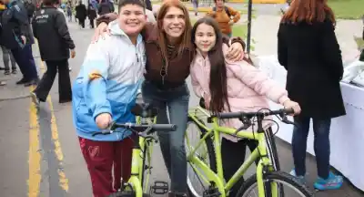 Mes de las infancias: Magalí Sierra entregó 4.500 bicicletas en Avellaneda