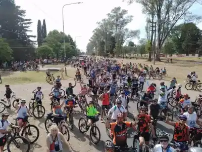 Pedalean por una causa solidaria: la bicicleteada que busca alegrar a los niños del Hospital Esteves