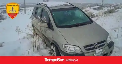 Un vehículo quedó al borde de un precipicio y los bomberos tuvieron que intervenir