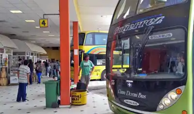 Misterio en un viaje en micro: una pasajera llegó sin vida a La Banda y ahora revelan su identidad