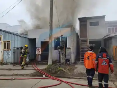 Cortocircuito desató un incendio en Río Grande y obligó a evacuar a varias familias