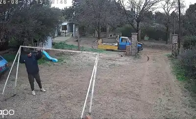 Robo insólito en Toay: se llevó dos arcos de fútbol del patio de una casa