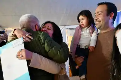 La promesa cumplida de Poggi: 19 familias de Justo Daract recibieron las llaves de su casa