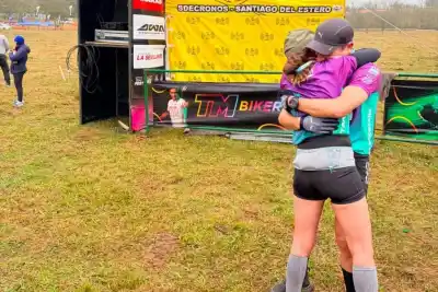 Terminaron primeros en mixto y él se arrodilló: la propuesta que opacó todo en el Trasmontaña Trail