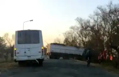 Peligro en la Ruta 325: “Un volquete quedó atravesado y complicó el tránsito”