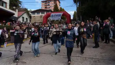 La carrera que paralizó Bariloche: mozos y camareras desafiaron al viento y a las reglas