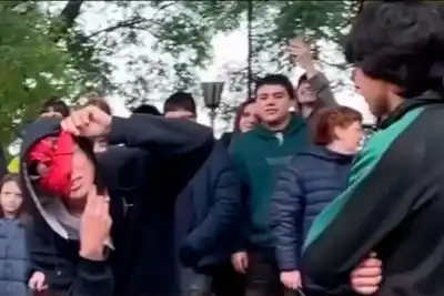 El fenómeno viral que tomó el Parque Urquiza: ¿qué es "farmear aura"?