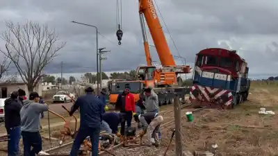 Un tren descarriló tras chocar contra un camión y los operarios luchan para reponerlo