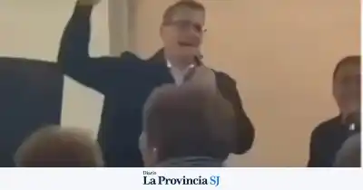 El intendente que se animó a cantar en público: el video que explotó en TikTok