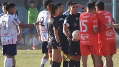 Escándalo en La Tablada: agresión al árbitro y partido suspendido en la Liga Jujeña