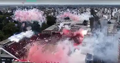 El recibimiento que paralizó a UNO: así vivió la hinchada de Estudiantes la previa del clásico