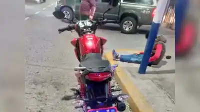El derrape que casi termina en tragedia: un motociclista terminó en el Hospital Regional