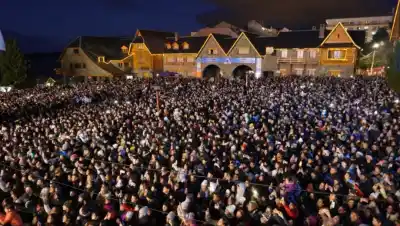 Ángela Leiva hizo estallar el Centro Cívico: la plaza cantó a todo pulmón en la Fiesta de la Nieve